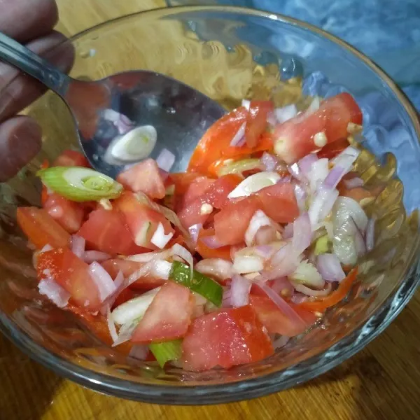 Masukkan dalam mangkuk. Beri garam, kaldu jamur dan perasan jeruk nipis. Tes rasa.