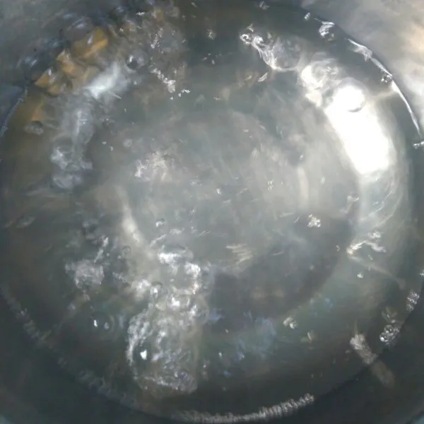 Untuk bahan 2. Didihkan air, tambahkan gula, aduk sampai gula larut. Angkat.