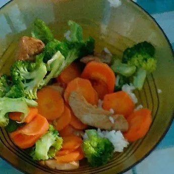 Tumis sayuran dengan wajan bekas menggoreng ayam tadi, sisihkan.