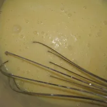 Kemudian masak hingga mendidih, tambahkan larutan maizena (maizena+ 125ml air,aduk rata) masak hingga mengental dan meletup-letup.
