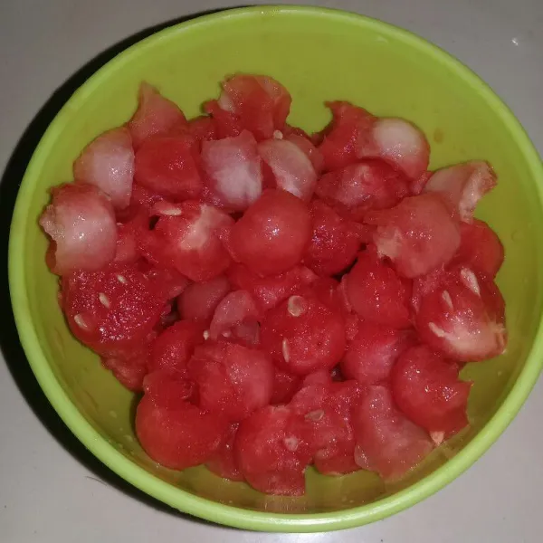 Cetak atau potong semangka sesuai selera, sisihkan.
