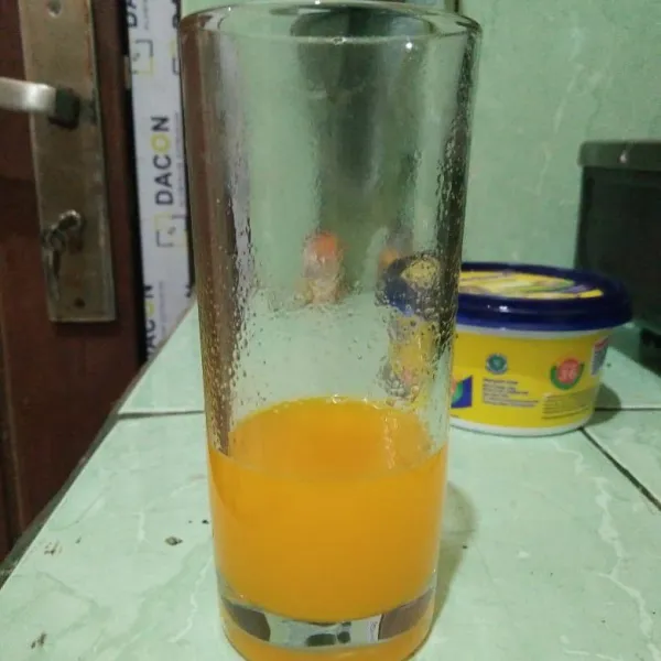 Larutkan sirup jeruk dengan air