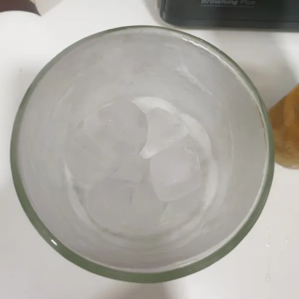 Siapkan Es batu kedalam gelas