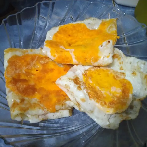 Hasil lipatan, kuning telur di bagian atas.