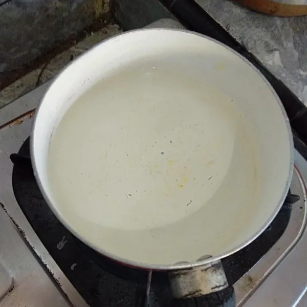 Siapkan panci lalu rebus air hingga mendidih.
