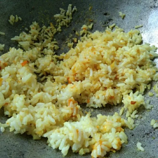Tambahkan kaldu jamur, aduk dan masak hingga nasi goreng matang. Sajikan sesuai selera.