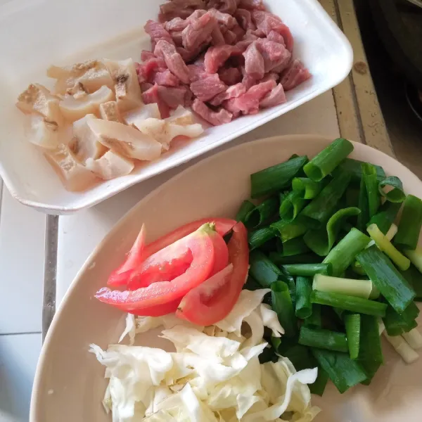 Potong kecil daging sapi, tetelan, daun bawang, kubis, dan tomat.