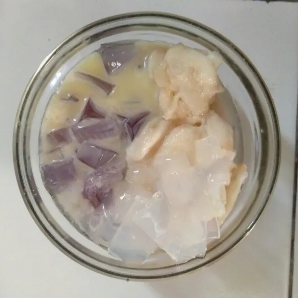 Lalu tambahkan nata decoco.