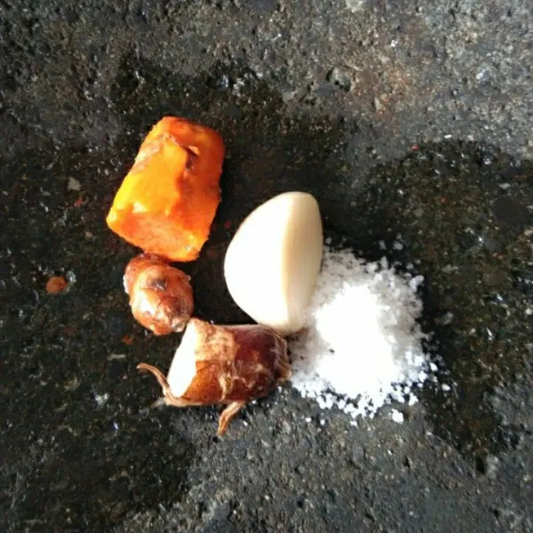 Siapkan bumbu halus, haluskan, sisihkan.
