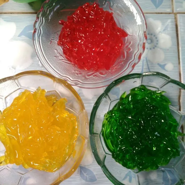 Setelah jelly mengeras, serut atau keruk masing-masing jelly.