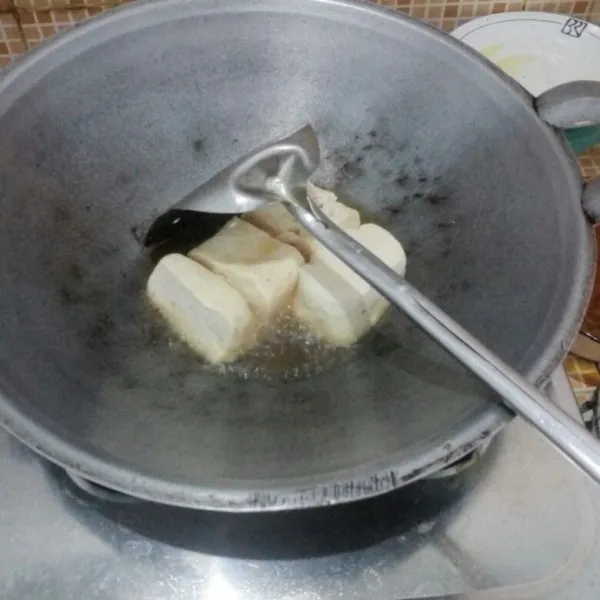 Goreng tahu dengan minyak panas hingga setengah matang, potong dadu dan sisihkan.