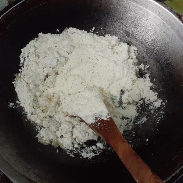 Setelah mendidih masukkan tepung terigu, aduk hingga rata dan biarkan mengental seperti lem tetapi jangan hingga mendidih lagi.