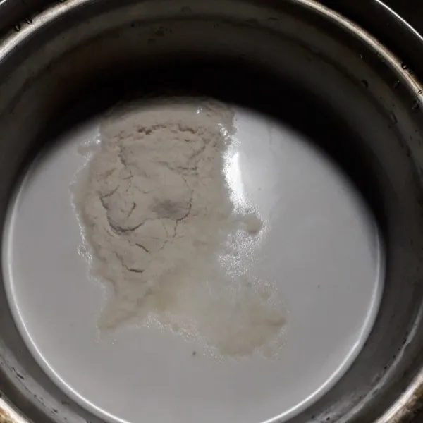 Masukkan semua bahan dalam panci, aduk rata.