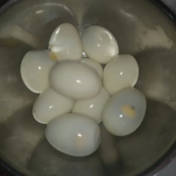 Rebus telur dan kupas, sisihkan.