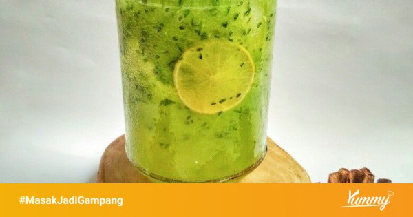 Orang Aceh menikmati es timun di tempat umum