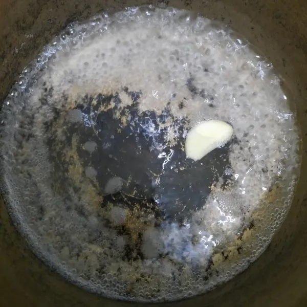 Didihkan air dengan bawang putih, garam, dan penyedap.