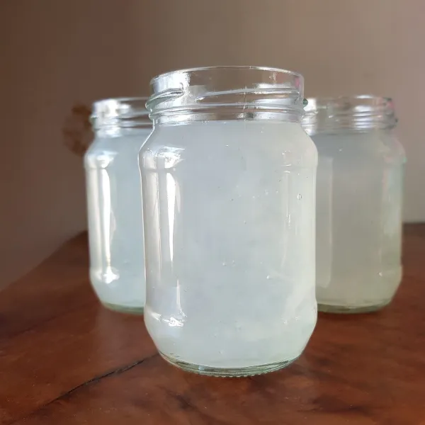 Tunggu sarang burung mencapai suhu ruang, kemudian masukkan ke dalam botol kaca. Simpan dalam lemari es hingga sarang burung walet dingin. Sarang burung walet siap disajikan.