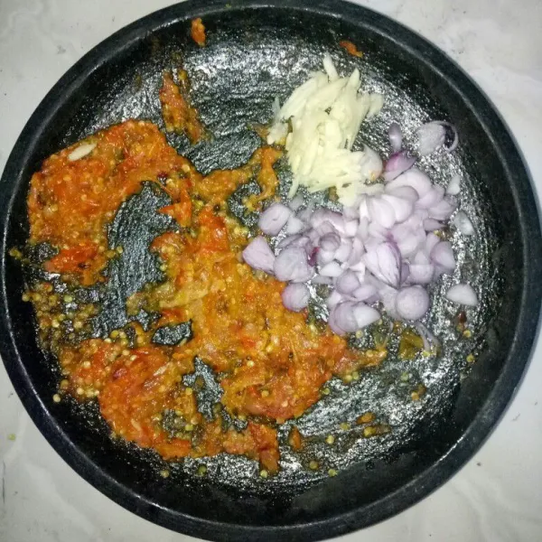 Haluskan tomat dan cabe rawit. Geprek bawang putih, iris tipis bawang merah.