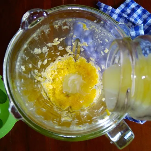 Tambahkan susu, dan blender kembali hingga halus .