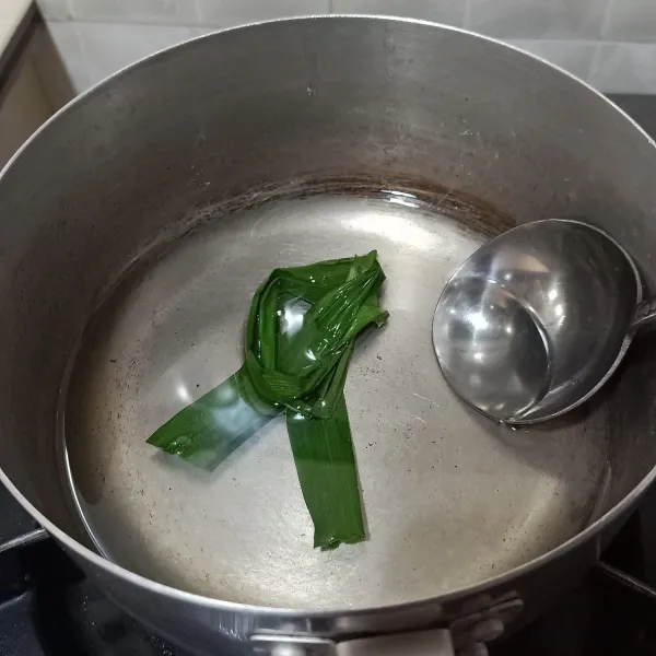 Membuat simple sirup: rebus air, gula pasir dan daun pandan sambil diaduk sampai gula larut. Setelah mendidih, matikan api dan dinginkan.