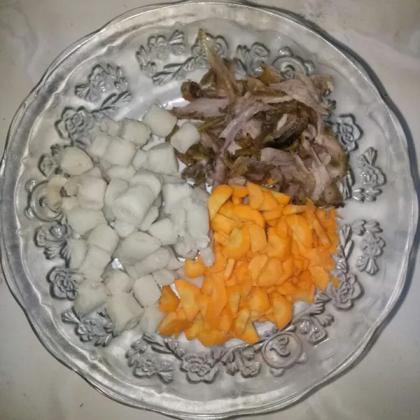 Suwir daging bebek goreng. Potong-potong wortel dan sotong tahu bulat.