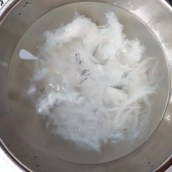 Siapkan wadah tahan panas, kemudian masukkan sarang burung walet yang sudah dicuci, 600 gram air dan 50 gram gula batu.
