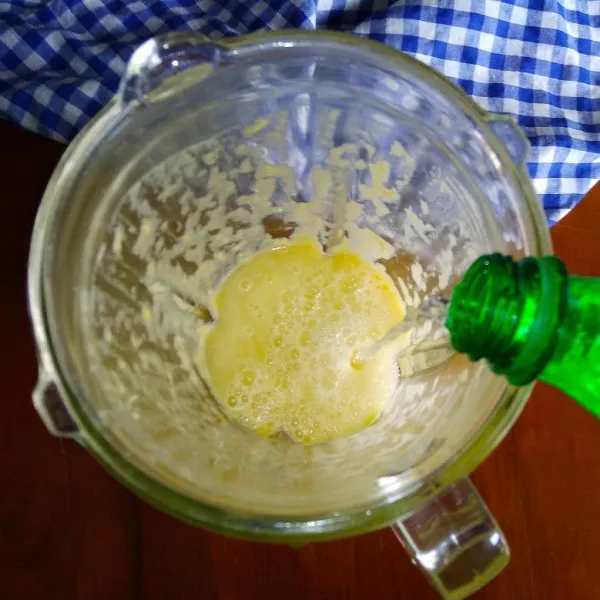 Setelah halus, tambahkan sprite lemon lime, aduk rata, kemudian  tuang dalam gelas yang berisi es batu, sajikan selagi dingin.