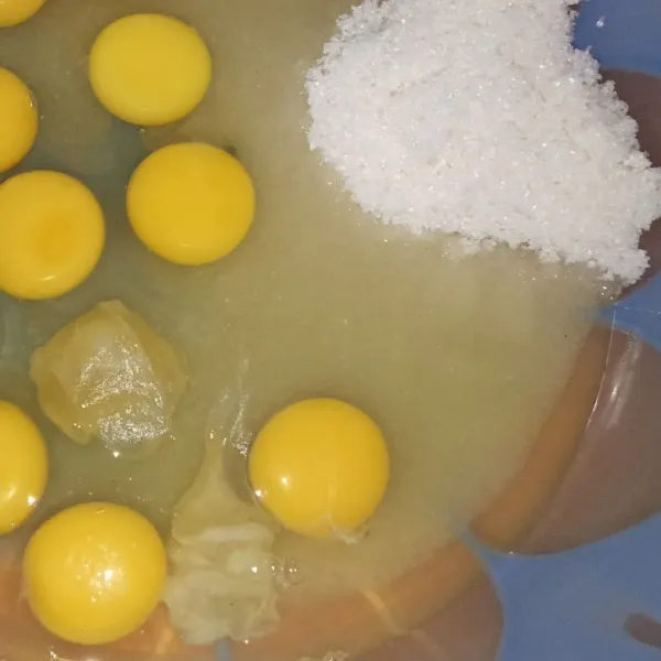 Masukkan 6 butir telur, 1 sdm SP dan 200 gram gula pasir.
