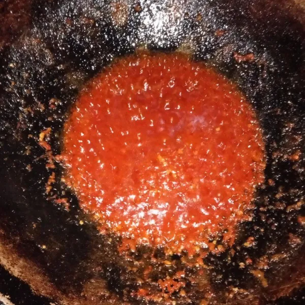 Aduk terus bumbu balado hingga merah dan berminyak. Bila terlalu kering bisa ditambahkan minyak goreng.