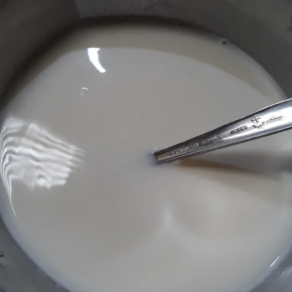 Rebus susu, susu kental manis, gula pasir, gula larut, hingga mendidih, dinginkan.