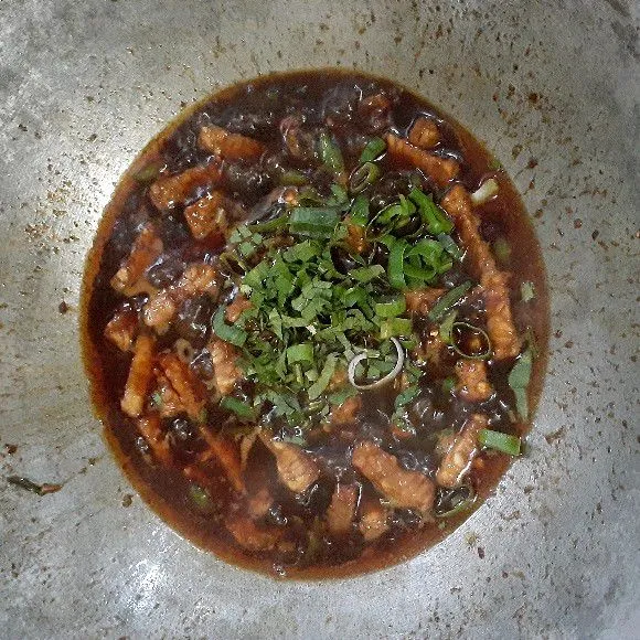 Sesudah mewangi masukkan tempe yang sudah ditiriskan, daun bawang dan seledrinya.