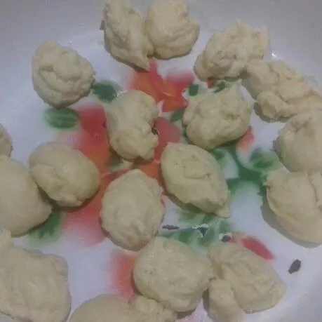 Bagi adonan menjadi beberapa bagian. Bisa juga timbang kurang lebih 30 gram.