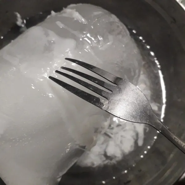 Tarik ke bawah dengan menggunakan garpu.