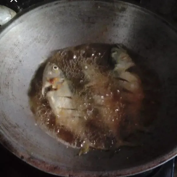 Panaskan minyak secukupnya goreng ikan hingga matang angkat dan tiriskan.