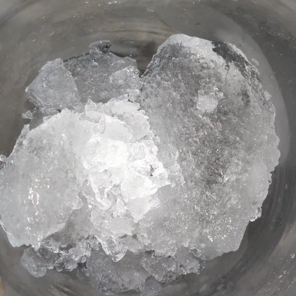 Tuang es batu kedalam gelas.