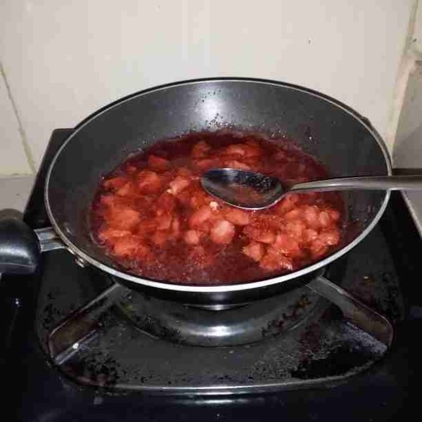 Nyalakan api kecil. Aduk - aduk agar tidak gosong. Lumatkan dengan sendok, masak hingga buah strawbery layu. Matikan api. Biarkan dingin.