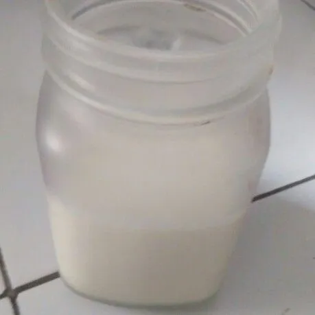 Siapkan gelas, isi dengan susu UHT plain.