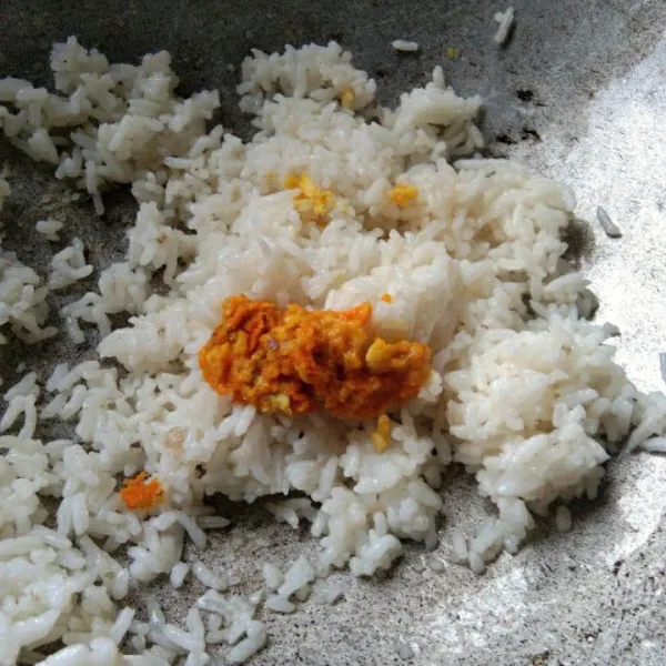 Masukan bumbu halus, aduk rata.