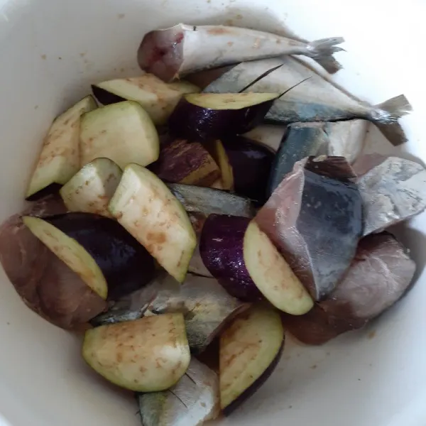 Pertama ikan dan terong di marinasi dengan jahe yg dihaluskan, jeruk nipis dan sedikit garam.