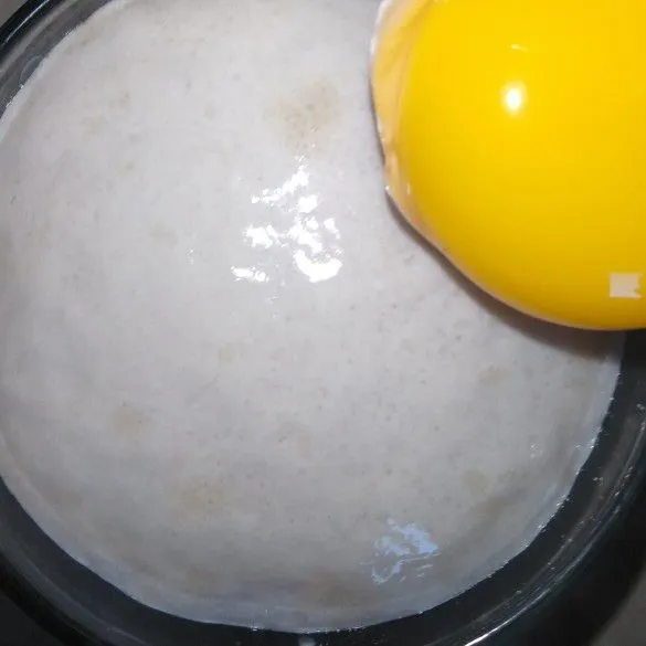 Jika bahan biang sudah mengembang masukkan kuning telur.