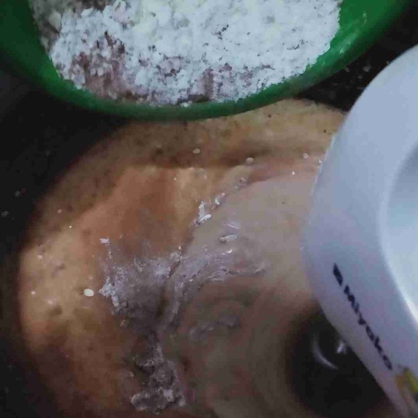 Masukkan perlahan-lahan campuran tepung terigu, coklat bubuk dan baking powder.
