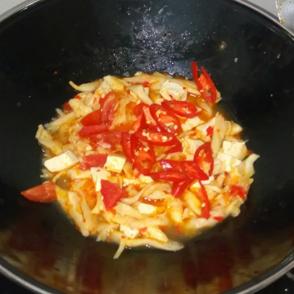 Lalu masukkan cabe merah gede dan tomat, aduk rata masak sampai matang jangan lupa tes rasa. Setelah matang matikan kompor dan siap disajikan.