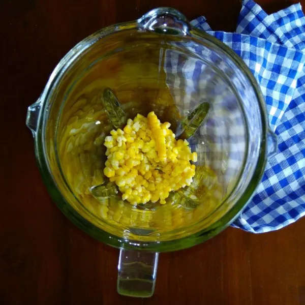 Masukkan dalam blender bersama air, blender sebentar hingga agak halus,