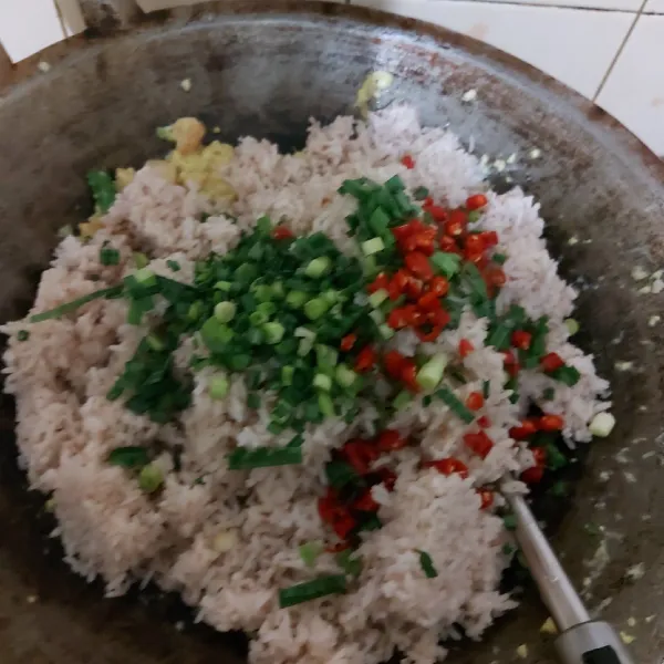 Lalu masukkan nasi putihnya dan masukkan bawang perenya dan cabe merahnya.