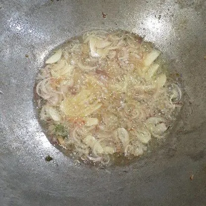 Goreng bawang merah dan putih sampai harum.