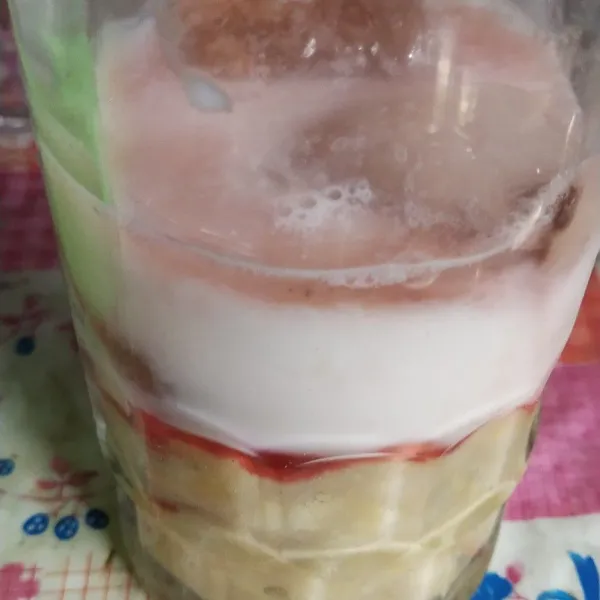 Tambahkan air ke dalam gelas.