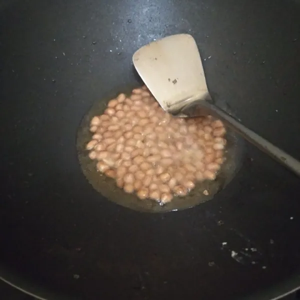 Goreng kacang hingga matang.