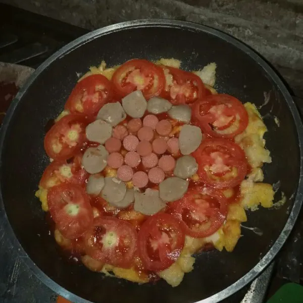 Masukkan tomat, bakso dan sosis.