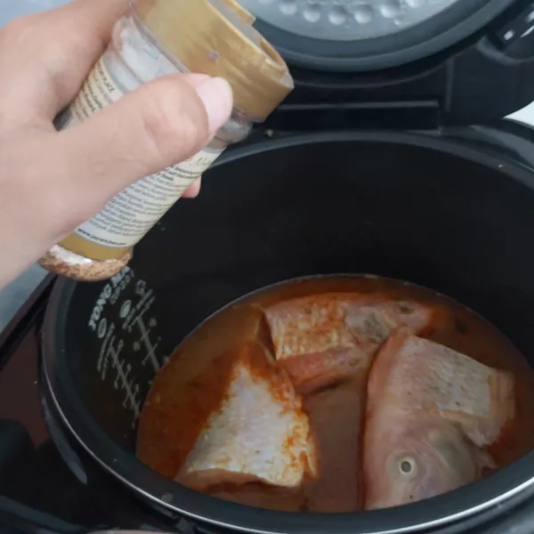 Masukkan ikan kemudian seasoning lagi dengan sejumput garam, lada, gula dan penyedap rasa.