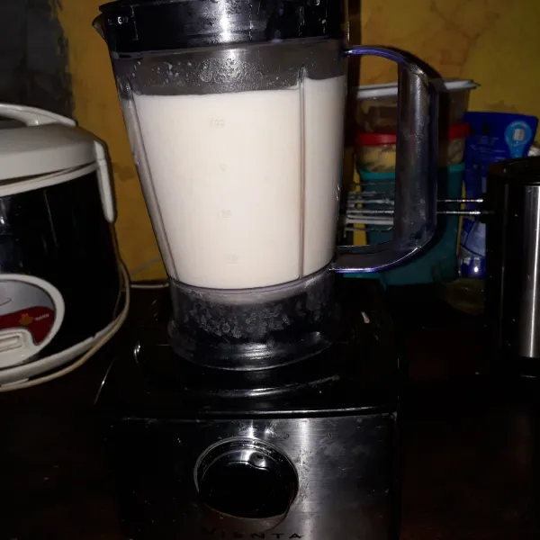 Blender susu cair dan daging durian hingga rata.